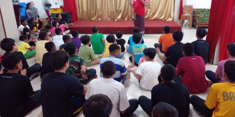 FORWAN  Menyerahkan Santunan di Pondok Kasih Agape di Kelapa Gading Jakarta Utara.