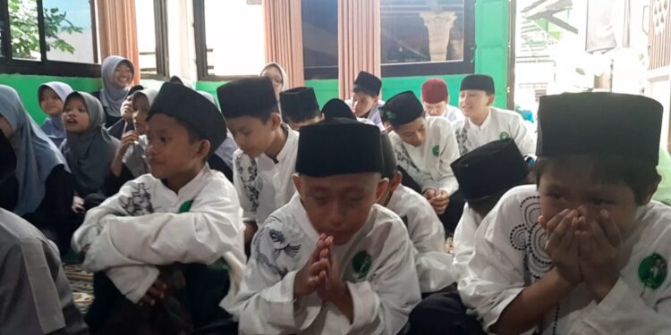Tangisan Anak Yatim,saat menyanyikan Lagu  Bunda Dan Ayah Bersama Ratna Listy  Diacara Forwan