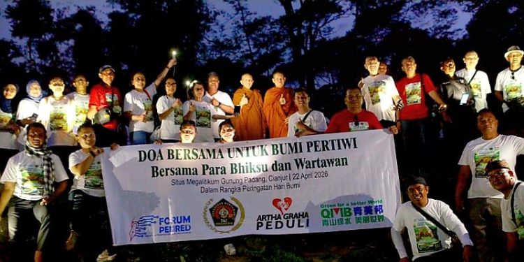 Doa lintas Spiritualitas di gunung padang Seruan tobat ekologis di hari bumi